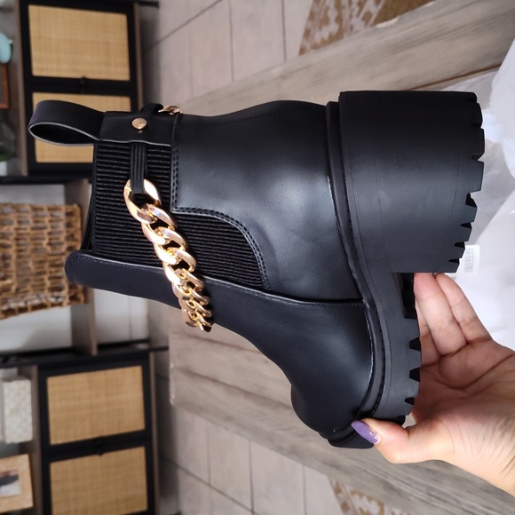 NEW AMELIA CHAIN ANKLE BOOT BY AVENUE IN BLACK (WIDE WIDTH) - Picture 11 of 12